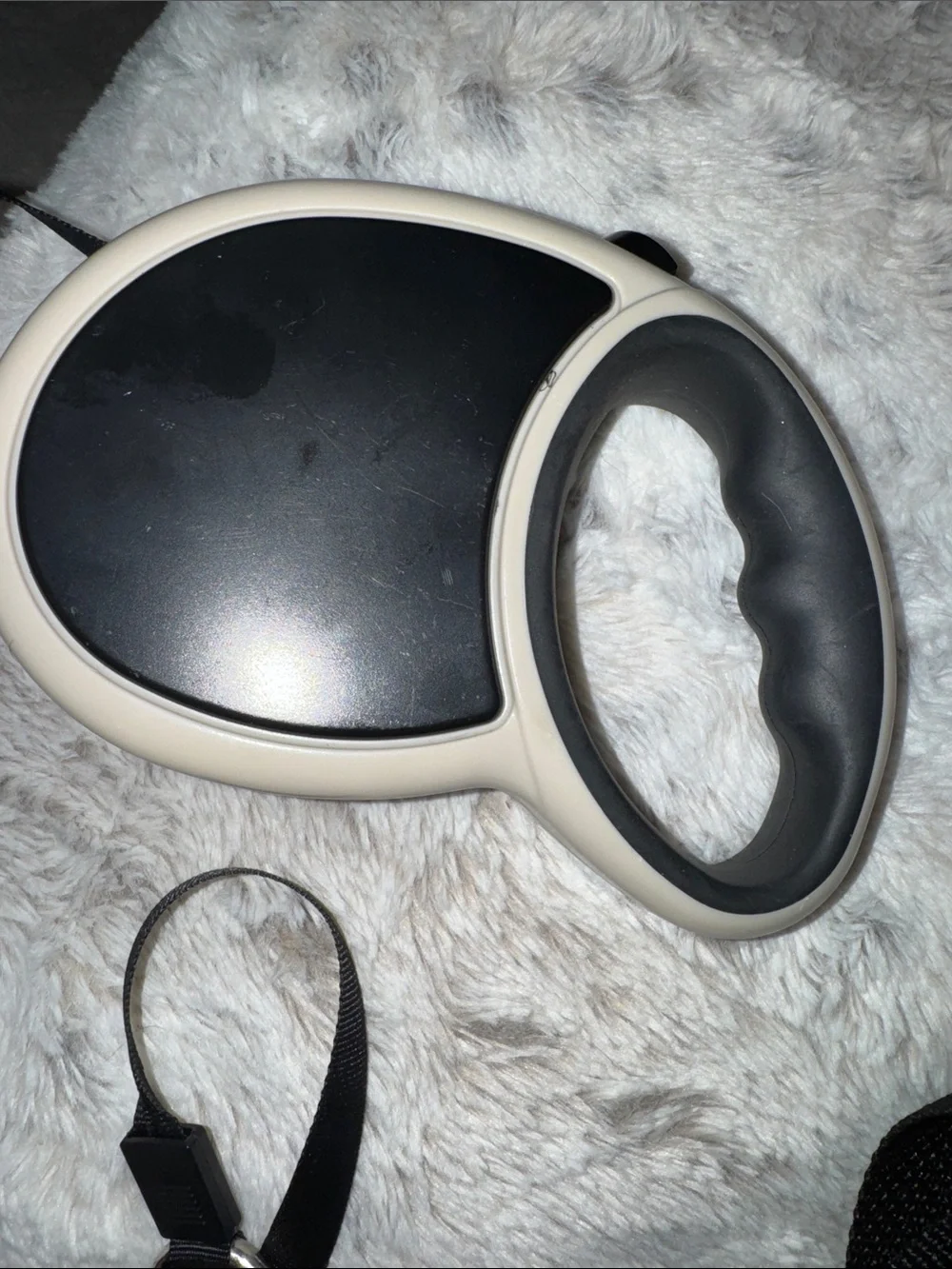 Retractable 15’ x .5” Dog Leash in Black and tan.